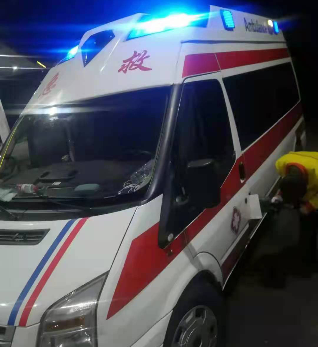 英德市专业救护车出租